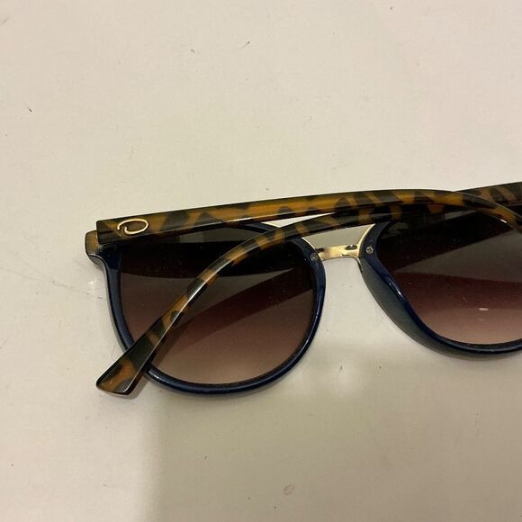 Oscar de la Renta Women\'s Modern Square Sunglasses